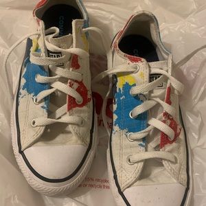 Converse all star shoes girls size 4 looks new
